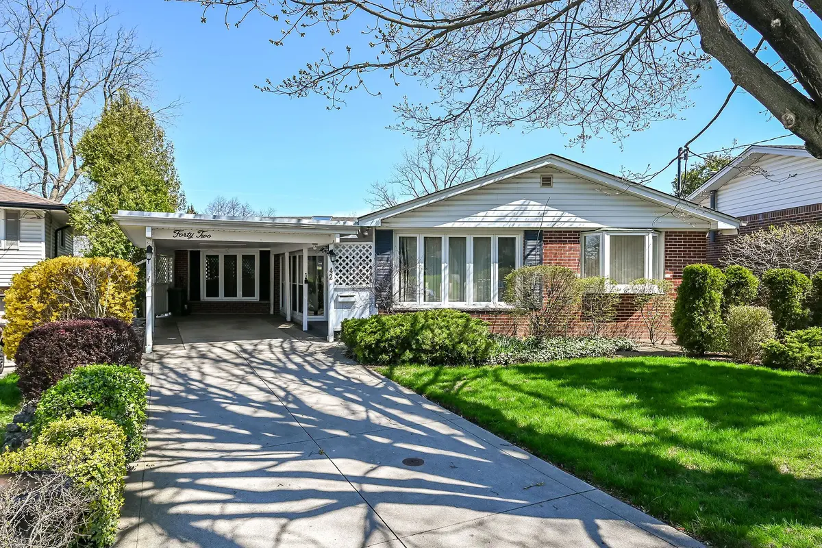 42 Holbrook RD, Hamilton, ON L9C 2H2