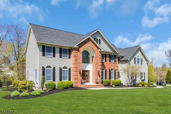 1 Berkshire Ct, Clinton Twp., NJ 08833