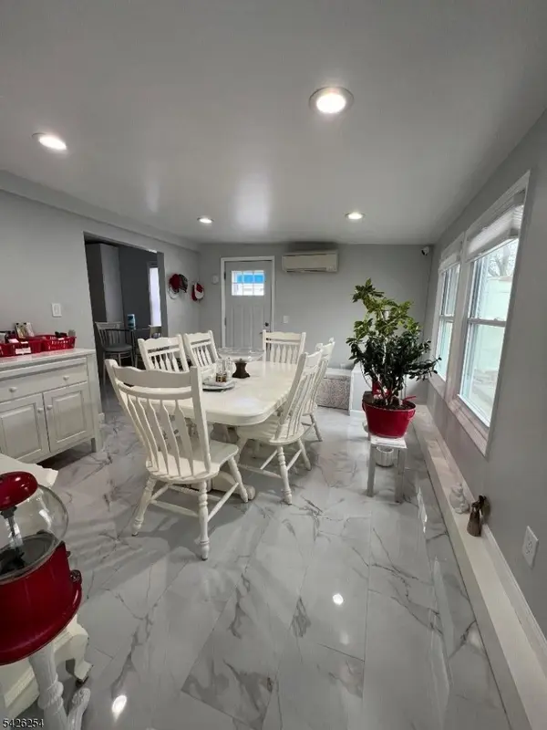 95 Hickory St, Carteret Boro, NJ 07008