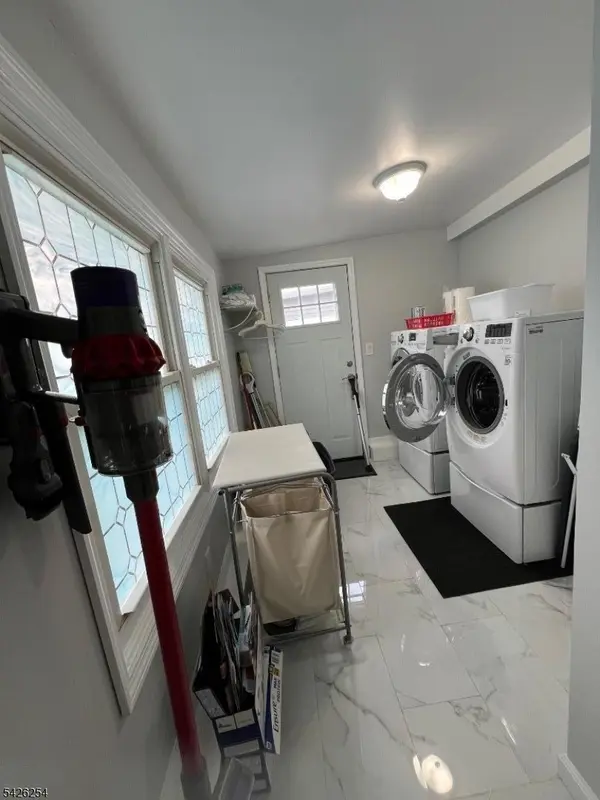 95 Hickory St, Carteret Boro, NJ 07008