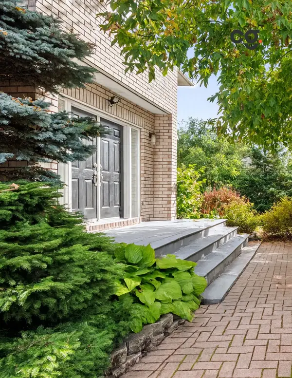 6 Marchbrook CIR, Kanata, ON K2W 1A1