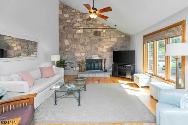 1 Fawn Ridge Rd, Clinton Twp., NJ 08833