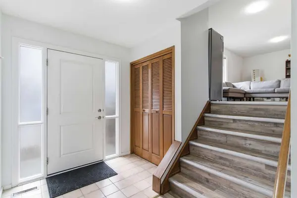 5048 Dalhart RD NW, Calgary, AB T3A 1V8