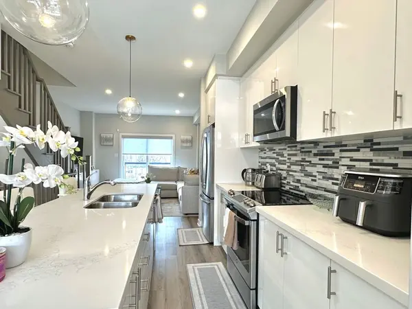 38 Markle CRES #52, Hamilton, ON L9G 0H4