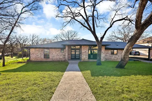 2814 Marquis Circle E, Arlington, TX 76016