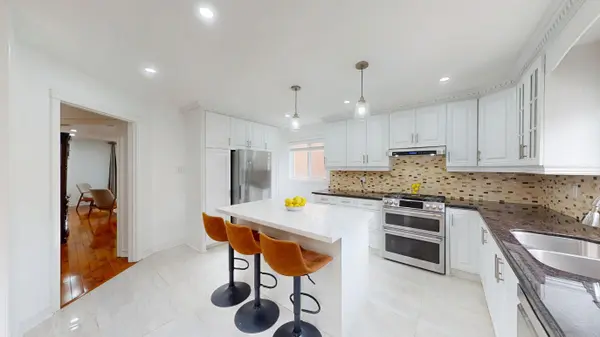 8 Muster CT, Markham, ON L3R 9G5