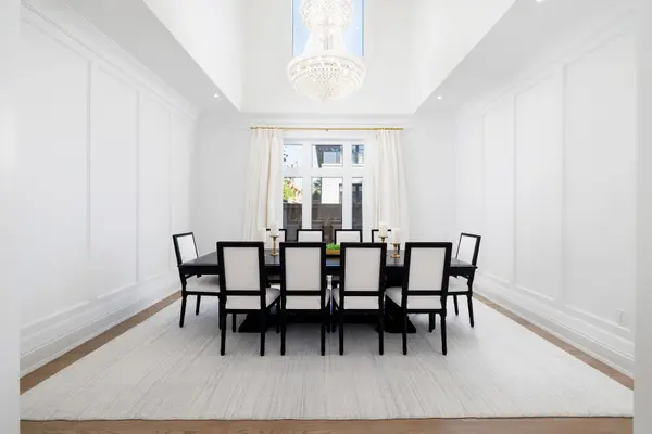 2B Fairway RD, Toronto W08, ON M9A 5E9