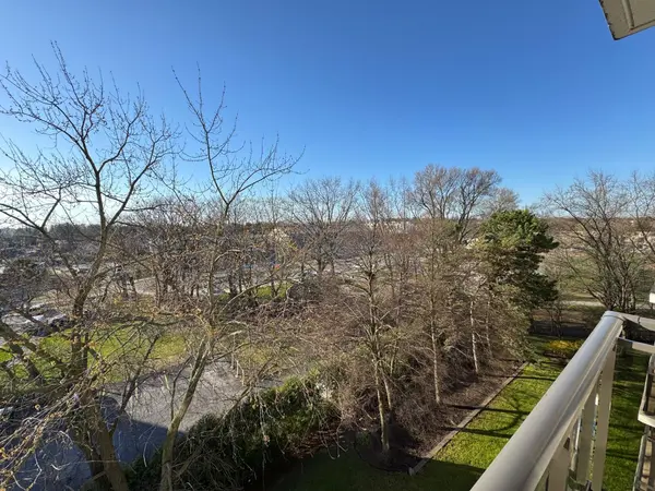 212 Kerr ST #601, Oakville, ON L6K 3B1