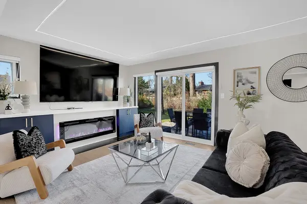 1915 Delaney DR, Mississauga, ON L5J 3L1