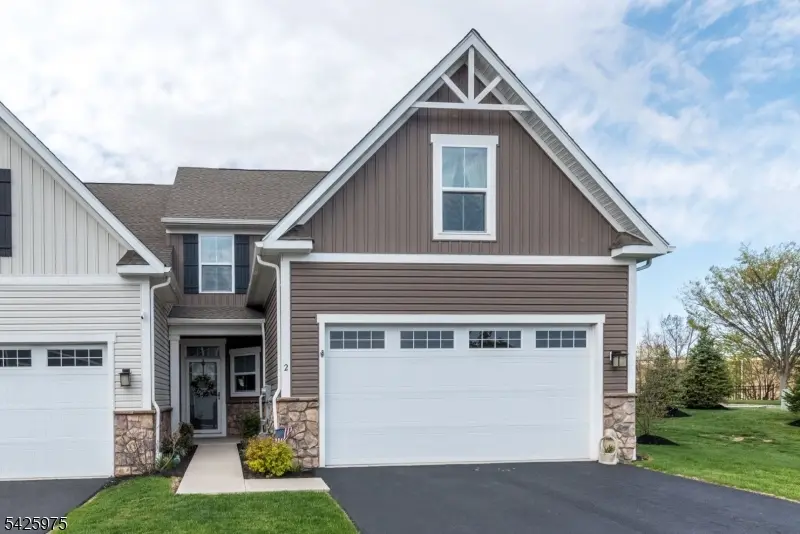 2 Sharp Shinned Ct, Washington Twp., NJ 07882