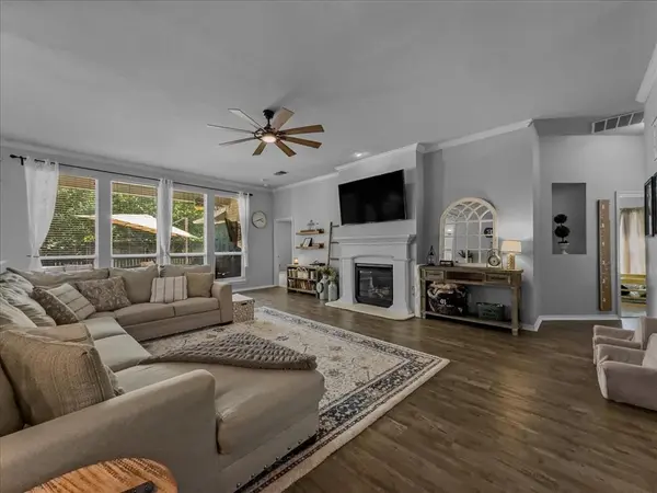 2514 Mustang Drive, Arlington, TX 76001