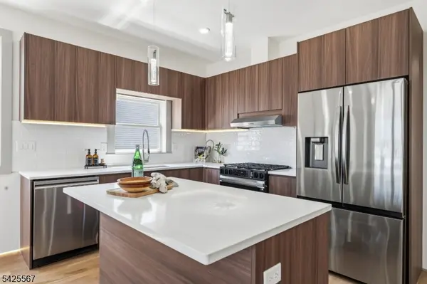 161 Woodlawn Ave #3, Jersey City, NJ 07305