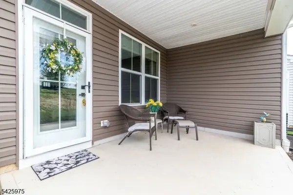 2 Sharp Shinned Ct, Washington Twp., NJ 07882