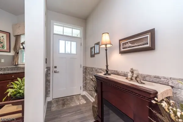 2 Sharp Shinned Ct, Washington Twp., NJ 07882