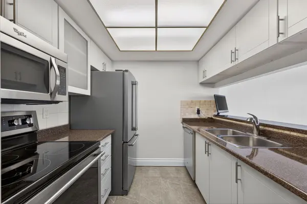 77 Harbour SQ #1605, Toronto C01, ON M5J 2S2