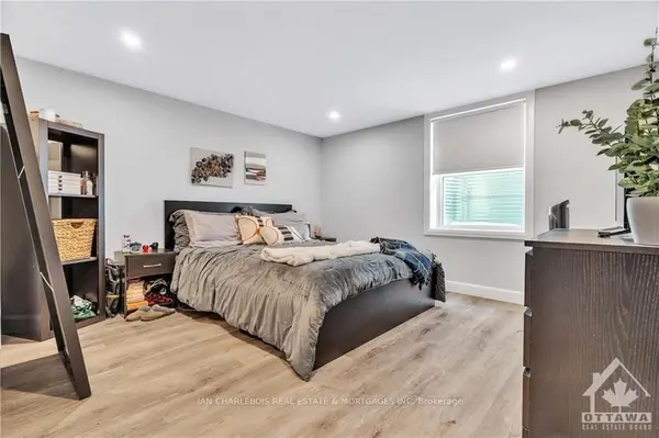 820 Smyth RD #B, Elmvale Acres And Area, ON K1G 1P3