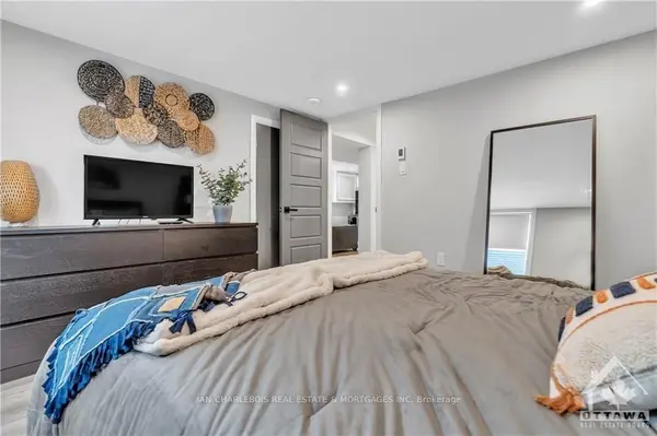 820 Smyth RD #B, Elmvale Acres And Area, ON K1G 1P3