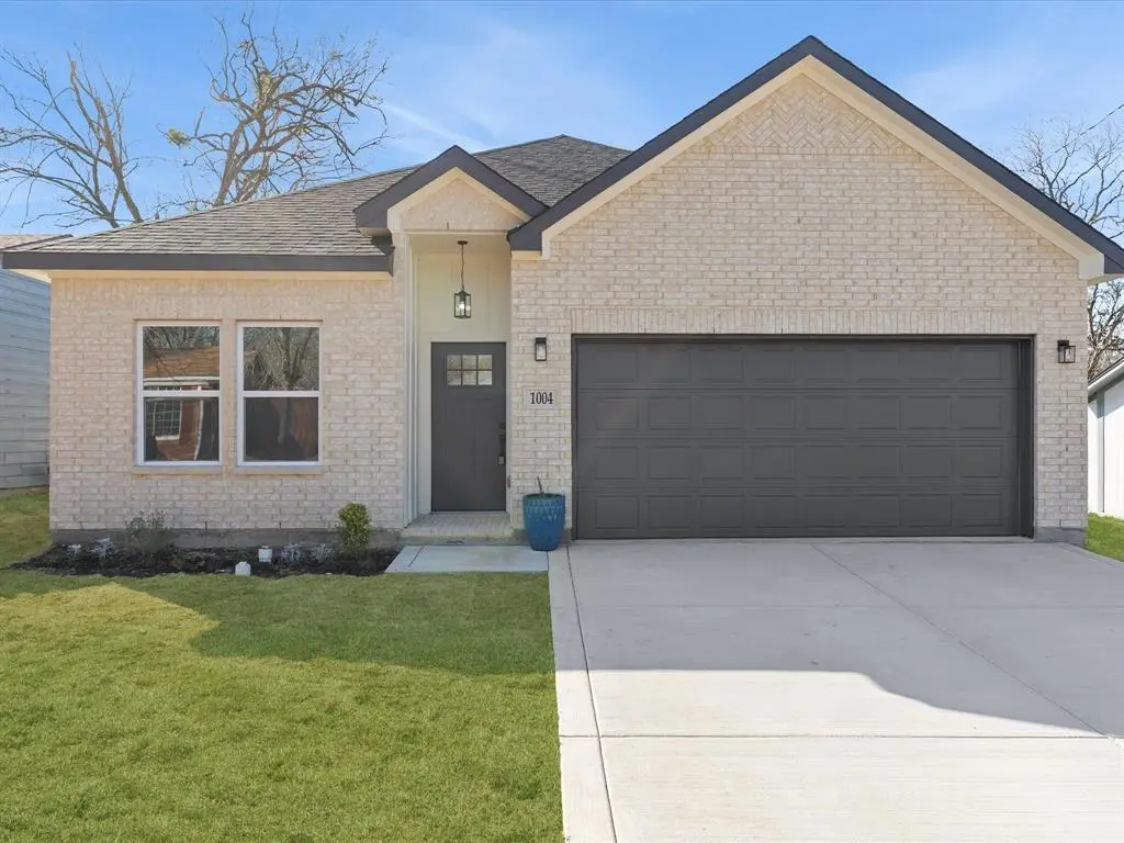 1004 E Hickory Street, Kaufman, TX 75142