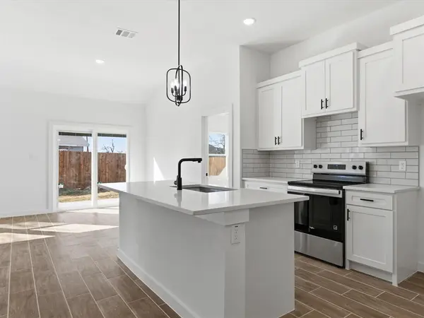 1004 E Hickory Street, Kaufman, TX 75142