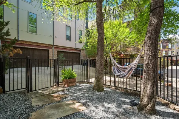 432 Trinity River Circle, Dallas, TX 75203