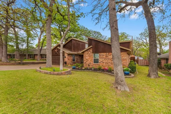 826 Lake Forest Court, Grapevine, TX 76051