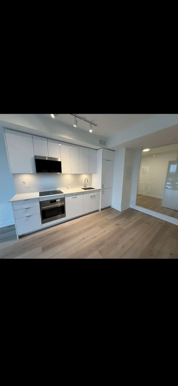 1660 Bloor ST W #704, Toronto W02, ON M6P 0C6