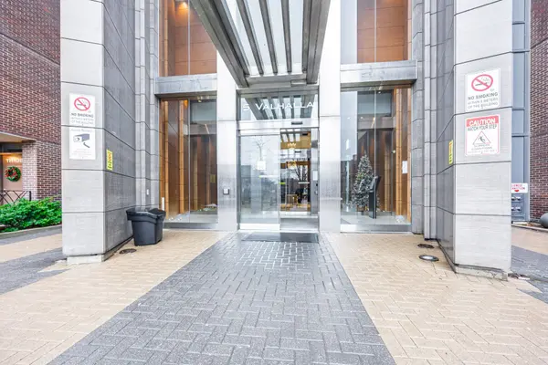 5 Valhalla Inn RD #2111, Toronto W08, ON M9B 0B1