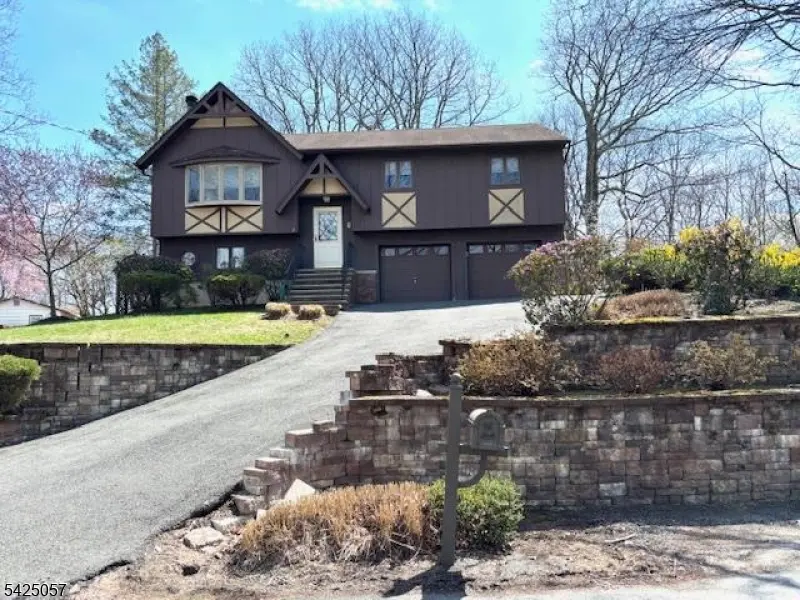 8 Loyola Ct, Hopatcong Boro, NJ 07843