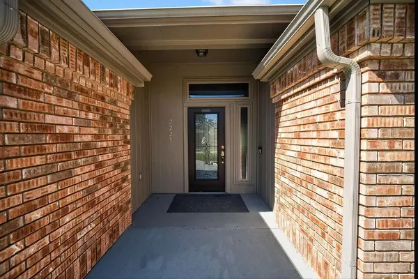 2229 Country Valley Road, Garland, TX 75041