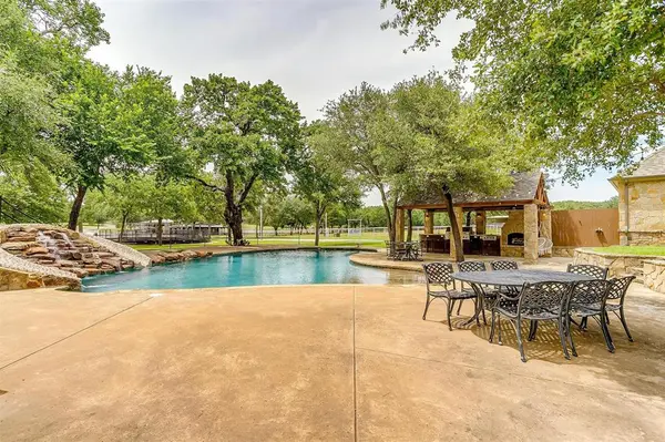 142 Wood Oak Trail, Weatherford, TX 76088