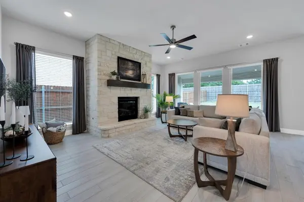 922 Cardinal Drive, Midlothian, TX 76065