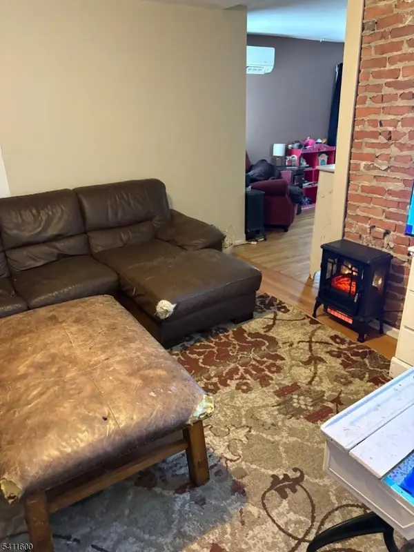 6 Madison St, Newton Town, NJ 07860