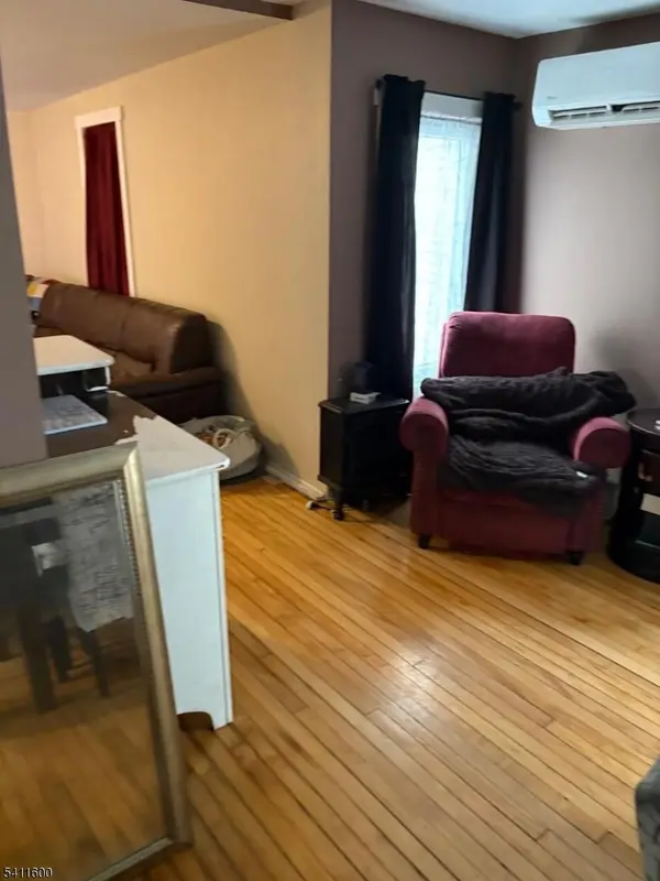 6 Madison St, Newton Town, NJ 07860