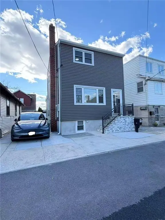 30 Seafoam ST, Staten Island, NY 10306