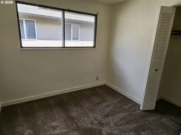 684/686 W QUINALT ST, Springfield, OR 97477