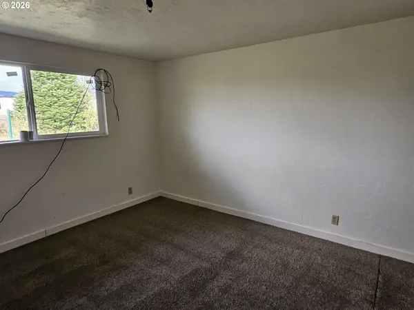 684/686 W QUINALT ST, Springfield, OR 97477