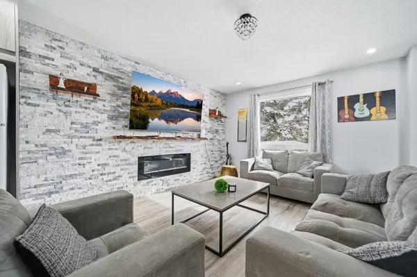 72 Falchurch RD NE, Calgary, AB T3J 1J8