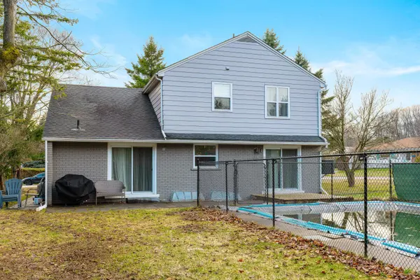 4 Baxter DR, Brockville, ON K6V 3T8