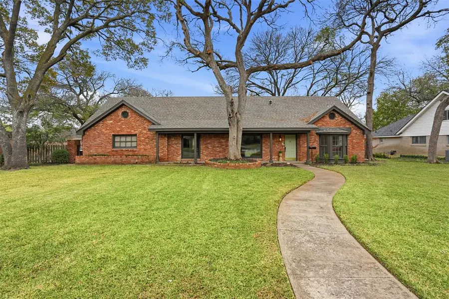 8625 Marys Creek Drive, Benbrook, TX 76116