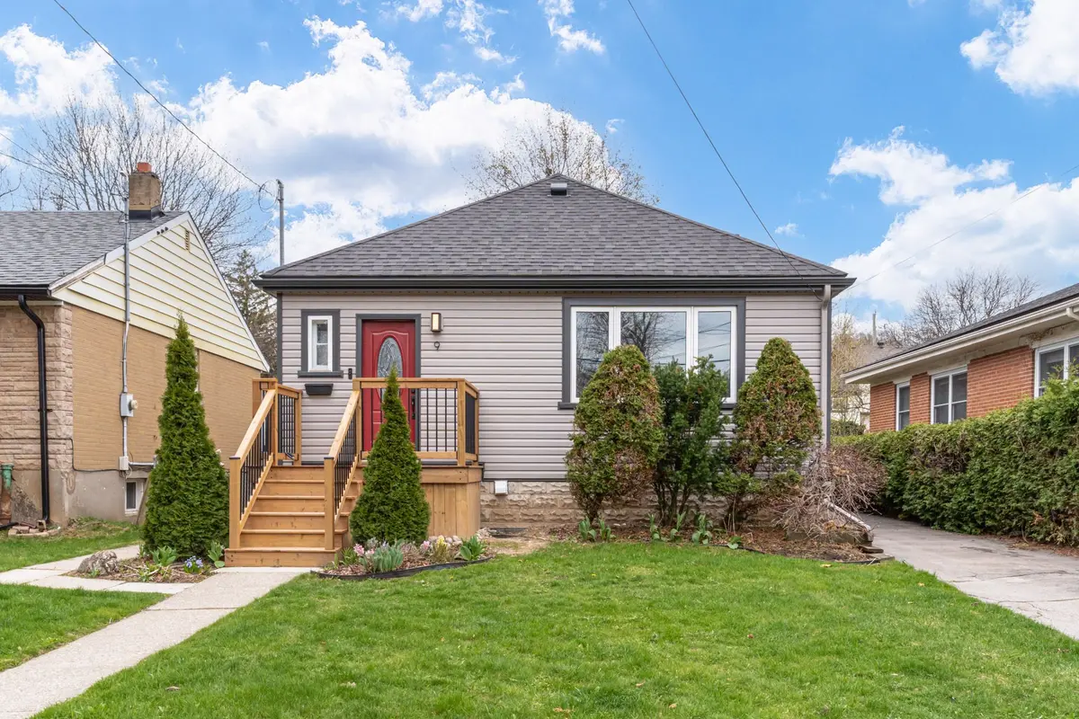 9 Beaucourt RD, Hamilton, ON L8S 2R1