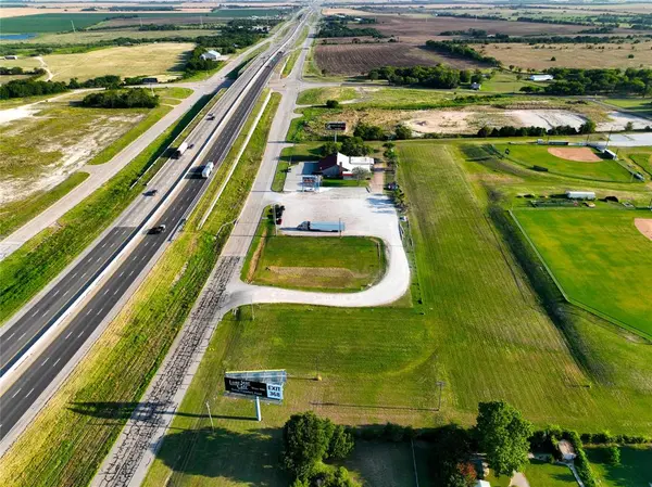 212 S Hickory Street, Abbott, TX 76621