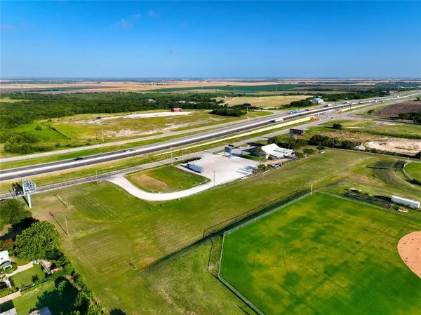 212 S Hickory Street, Abbott, TX 76621