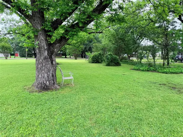 608 N Lamar Street, Tioga, TX 76271