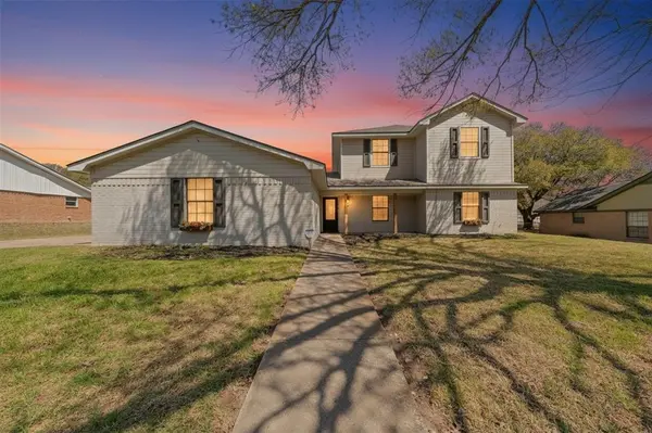216 Hillside Drive, Hewitt, TX 76643