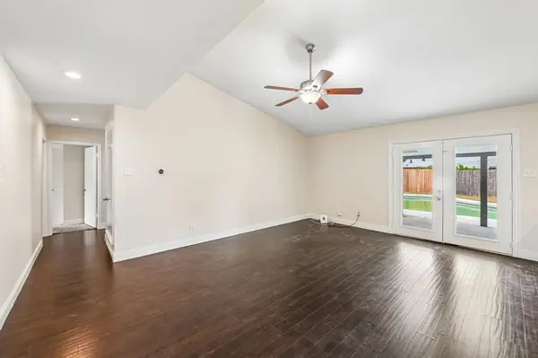 402 W Springdale Lane, Grand Prairie, TX 75052