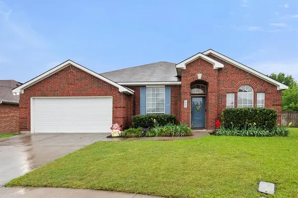 202 Creek Point Lane, Arlington, TX 76002