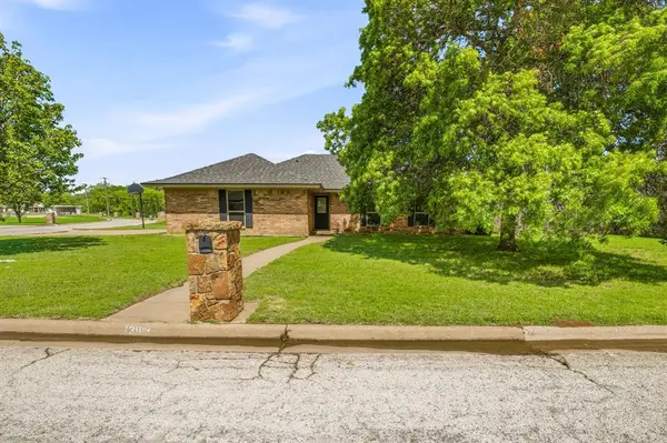 1318 Fairway Drive, Graham, TX 76450