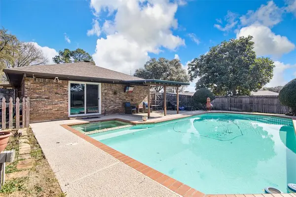 1910 New Castle Court, Arlington, TX 76013