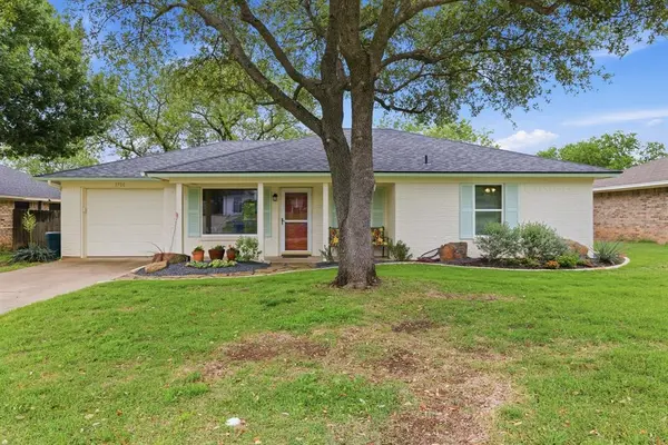 1706 W Doyle Street, Granbury, TX 76048