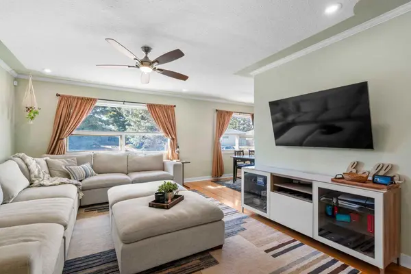 6112 Buckthorn RD NW, Calgary, AB T2K 2Z1